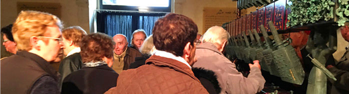 外國友人試敲編鐘 外國友人試敲編鐘